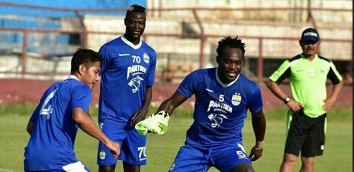 Michael Essien saat berlatih di Stadion Mattoanging Makassar. Foto: IG Persib
