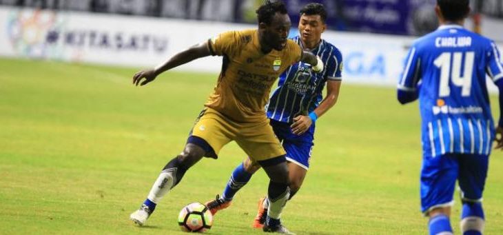 Michael Essien mengamankan bola dari hadangan pemain Persiba Balikpapan. Foto: Gusti Ambri/Kaltim Post
