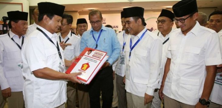 Ketum Partai Gerindra, Prabowo Subianto menyerahkan dokumen secara simbolis kepada Komisioner KPU, Hasyim Asy'ari, Sabtu (14/10). Tampak Wakil Gubernur DKI Jakarta terpilih, Sandiaga Uno dan Sekjen Gerindra, Ahmad Muzani (Miftahul Hayat/Jawa Pos)