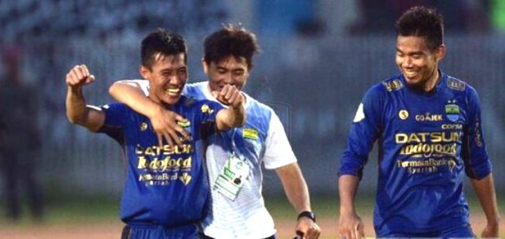 Wildansyah, Henhen Herdiana dan pelatih fisik Persib Yaya Sunarya. (Persib.co.id)