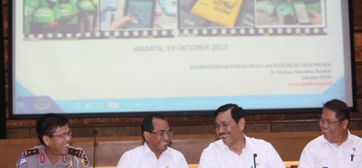 (Kiri ke Kanan) Kakorlantas Irjen Royke Lumowa, Menteri Perhubungan Budi Karya Sumadi, Menko Maritim Luhut Binsar Panjaitan, serta Menkominfo Rudiantara di Kantor Kemenhub, Jakarta, Kamis (19/11) (Miftahul Hayat/Jawa Pos)