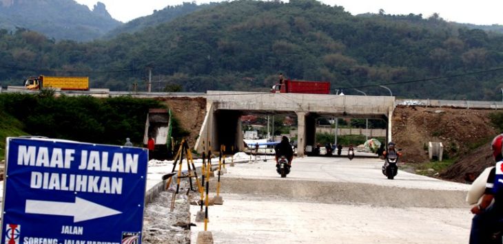 Sejumlah pekerja konstruksi di pembangunan Tol Soroja. FOTO: Ramdhani