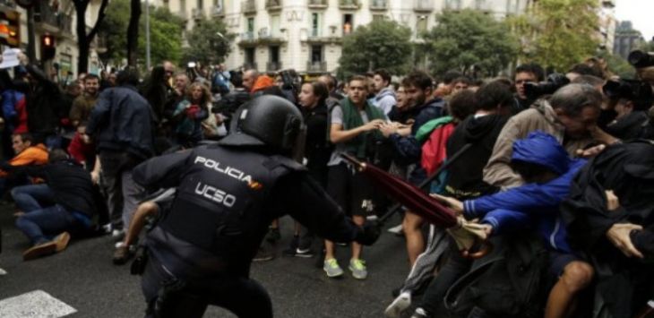 Polisi Spanyol menghajar peserta referendum Catalunya. Foto: AP