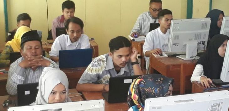 Peserta tengah fokus mengerjakan soal UNBK kesetaraan Paket C di Madrasah Tsanawiyah Negeri (MTSN) 1 Ciparay,  (Hakim Baihaqi)