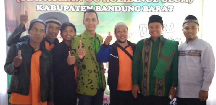 Bupati Tasikmalaya H. Uu Ruzhanul Ulum melakukan pengukuhan Koordinator Kecamatan dan Desa Simpul 06 (Simpatisan Uu Ruzhanul Ulum) se-Kabupaten Bandung Barat di Ponpes Al Furqan Desa Jambudipa Kecamatan Cisarua, Jumat (20/10).  