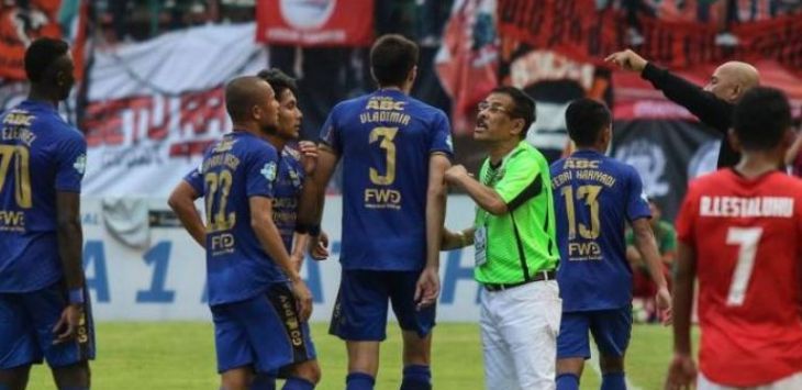 Manajer Persib Bandung Umuh Muchtar meminta pemainnya untuk keluar lapangan (aksi WO) saat menghadapi Persija Jakarta di Stadion Manahan Solo, Jumat (31/11). Foto: Iswara Bagus/Radar Solo