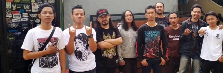 Man Jasad (bertopi) bersama anak-anak band metal di Extend Studio, Ujung Berung. Foto: FOLLY AKBAR/JAWA POS
TERUS EKSIS