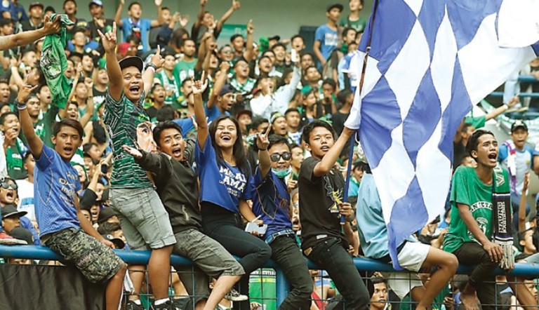 Bonek dan Viking bersatu-padu mendukung Persebaya ketika melawan PSIS di Stadion Gelora Bandung Lautan Api (15/11). (Chandra Satwika/Jawa Pos)