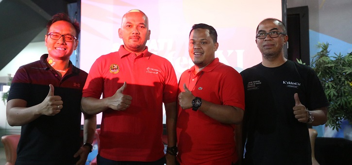 Manager Digital Regional Expansion Jawa Barat Telkomsel, Andry Priyo Santoso (kedua dari kiri) bersama panitia simPATI Kickfest 2017 yang sudah memasuki tahun ke limanya.