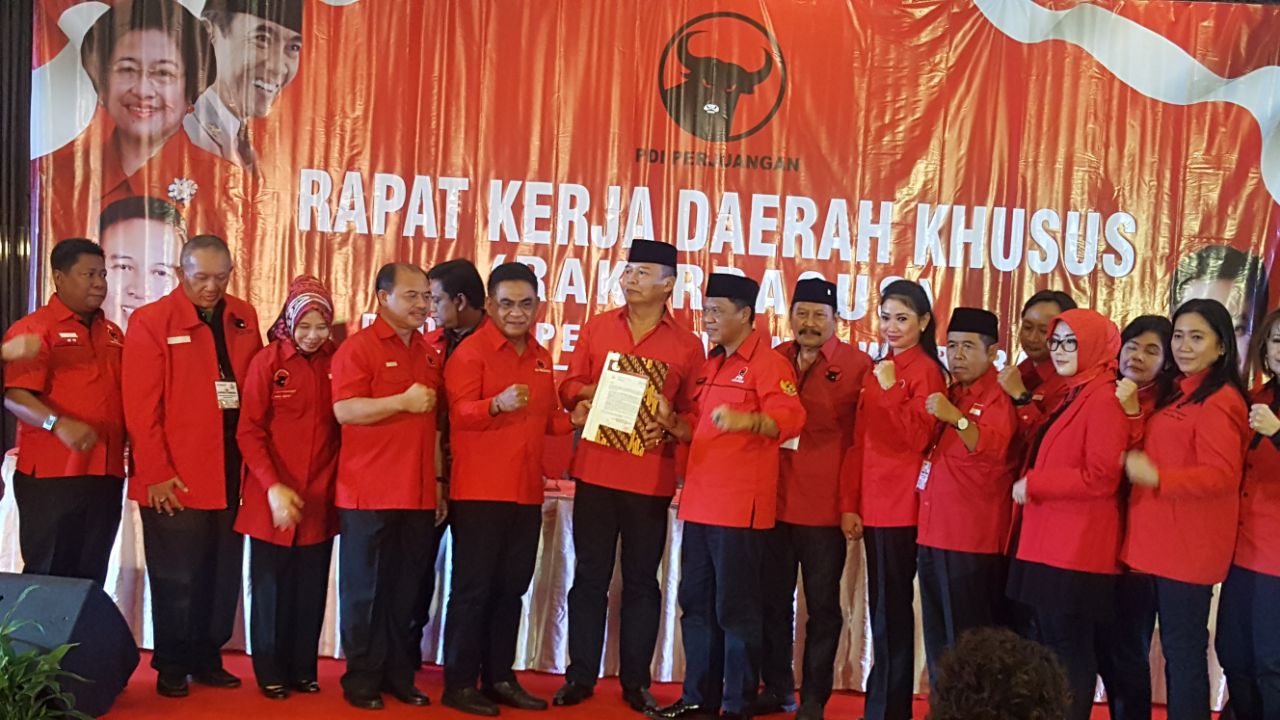 Calon Gubernur dan Calon Wakil Gubernur Jawa Barat TB Hasan Nudin dan Calon Wakil Gubernur Anton Charliyan berfoto bersama saat deklarasi yang berlangsung di hotel Horison Bandung (10/1/2018).