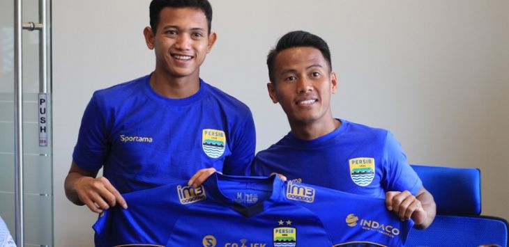 Muchlis Hadi (kiri) dan Ghozali Siregar resmi berseragam Persib Bandung. FOTO: FERRY PRAKOSA/ RADAR BANDUNG