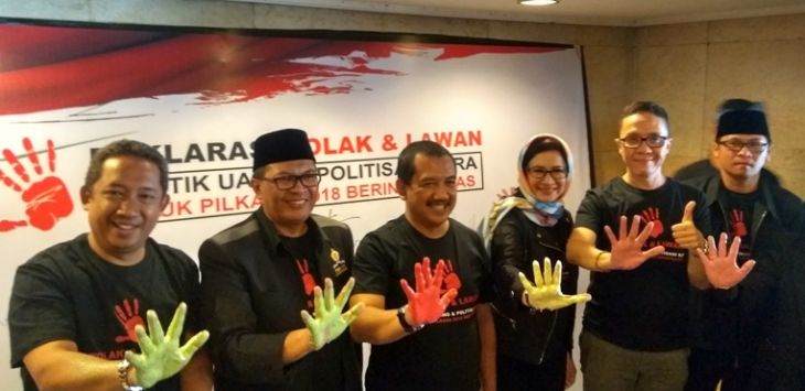 Tiga pasangan calon pilwalkot Bandung deklarasi anti-politik uang dan Sara. (AZIZ ZULKHAIRIL/RADAR BANDUNG)