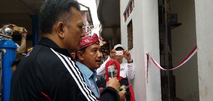 Calon Wakil Walikota Aries Supriatna meresmikan pembangunan MCK komunal (mur/Radar Bandung)