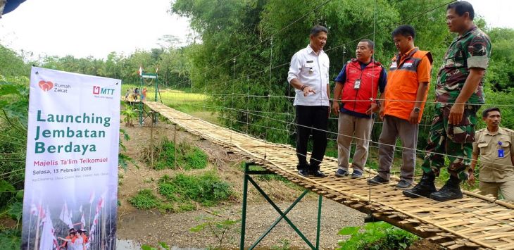 Jembatan Berdaya yang dibangun sejauh 50 meter menjadi sarana umum yang cukup vital di desa Cikelet.