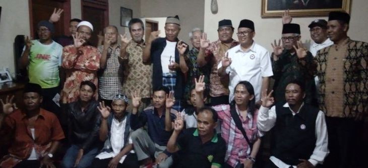 Calon Walikota Bandung Oded M.Danial saat mengunjungi warga 03 Keluraha Sukahaji Kecamatan Babakan Ciparay. (Mur/Radar Bandung)