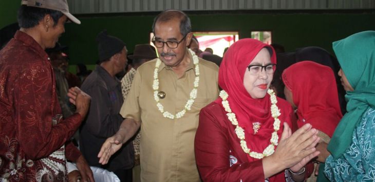 Bupati Kabupaten Bandung Barat, Abubakar  didampingi istri tercinta Hj.Elin S Abubakar, menghadiri acara milangkala (ulangtahun) ke-38 Desa Mekarwangi Kecamatan Sindangkerta sekaligus meresmikan pembangunan kantor desa tersebut.