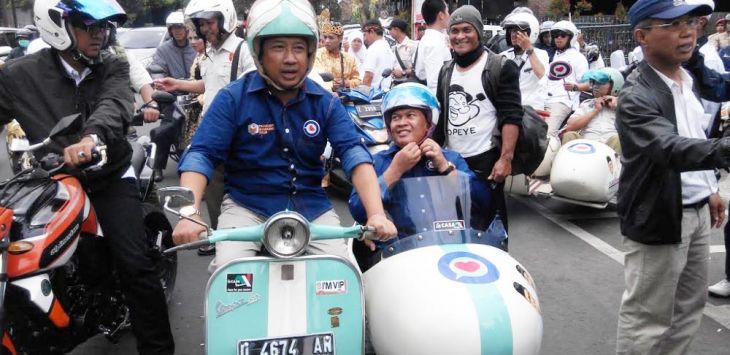 KOMPAK: Oded M Danial dan Yana Mulyana tampak kompak saat naik vespa menuju Gor Padjajaran, Kota Bandung untuk pengundian nomor urut Pilwalkot Bandung. ( Foto : ASEP RAHMAT/ RADAR BANDUNG )