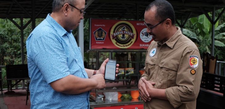 Kakanwil DJP Jabar I Yoyok Satiotomo (kiri) bersama pelaku UKM Slamet Wuryadi.