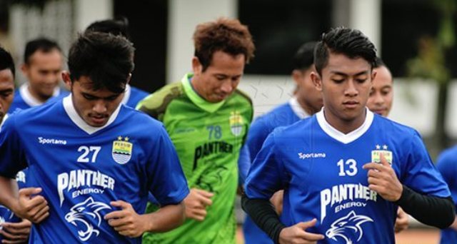 Latihan tim Persib. Puja Abdillah (kiri) bersama Febri  Hariyadi (persib.co.id) 