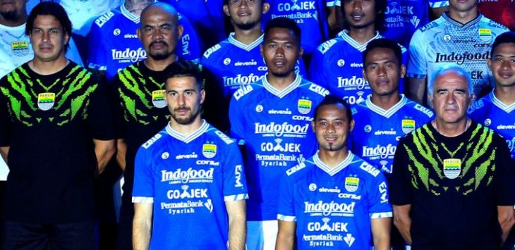 Pemain beserta official berfoto bersama saat launching tim Persib Bandung 2018 di Graha Persib, Jalan Sulanjana, Kota Bandung, Sabtu (17/3). Persib Bandung secara resmi memperkenalkan 27 pemain serta kostum barunya untuk berlaga di Liga 1 Go-jek Traveloka 2018 yang akan digelar, Jumat (23/3). (RIANA SETIAWAN/ RADAR BANDUNG)