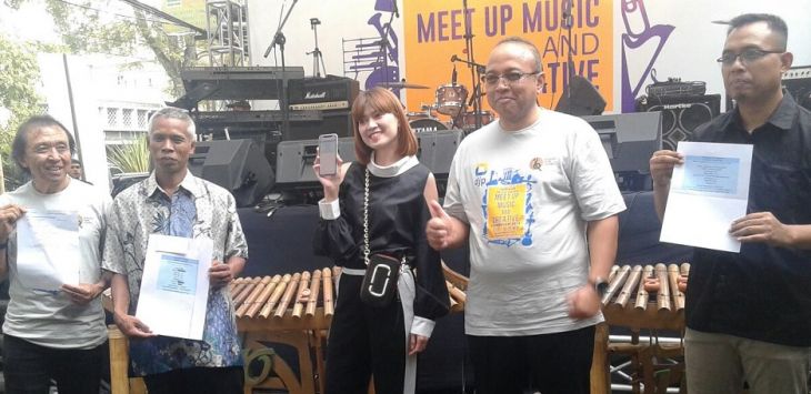 Kakanwil Jabar 1 Yoyok Satiotomo (dua dari kanan) artis Chika Jessica (tengah) berfoto bersama dalam gelaran musik 'Seniman  Paham Pajak' di Bandung (28/2),