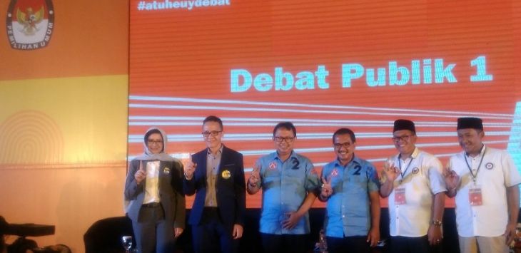 Ketiga pasangan calon wakil dan walikota Bandung melakukan debat perdananya di Hotel Bnb, Jalan Soekarno Hatta, Kota Bandung, Minggu malam (25/3). (NUR FIDHIAH SHABRINA/RADAR BANDUNG)