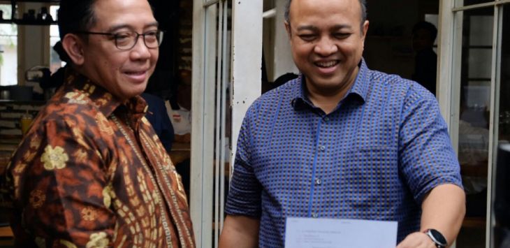 Ketua Kadin Jabar Agung Suryamal Sutrisno (kiri) bersama Kepala Kanwil DJP Jabar l, Yoyok Satiotomo memperlihatkan bukti pembayaran SPT Tahunan pajak, disela-sela dialog DJP Jabar I dan Kadin Jabar, di Jln. Naripan, Kota Bandung, Kamis (15/3). 