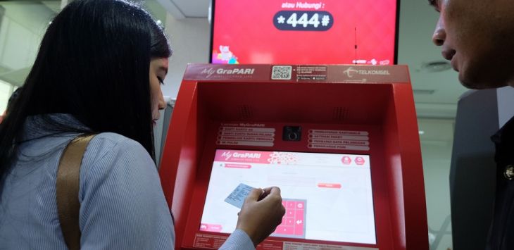 Suasana pelanggan Telkomsel yang antusias yang melakukan registrasi ulang kartu prabayar di titik layanan pelanggan GraPARI.