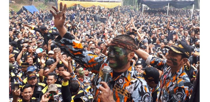 RAYAKAN HUT: Ketua Umum LSM GMBI, Moh Fauzan Rahman, memimpin perayaan HUT XVI GMBI di lapangan Gunung Puntang, Kab Bandung. Perayaannya berlangsung 16 hingga 18 Maret.