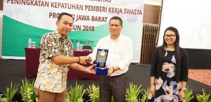 SIMBOLIS: Asisten Deputi Bidang SDM UKP BPJS Kesehatan Kedeputian Jabar, Wiwid Wijayadi (kiri) didampingi Asisten Deputi Monev Mirah Sutrisni (kanan) saat memberikan cideramata pada Kabid. Pengawas Disnakerktrans Jabar Ludovicus Protomo (tengah).