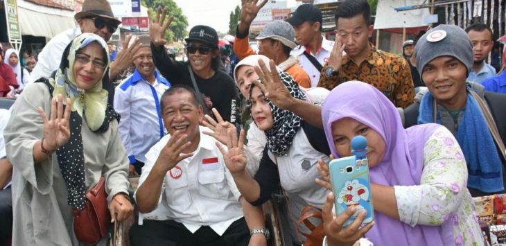 Calon Gubernur Jawa Barat, Deddy Mizwar  berswafoto dengan sejumlah warga saat kampanye  di Indramayu