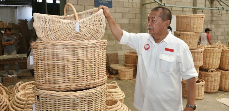 Deddy Mizwar saat melakukan kunjungan di perajin rotan Majalengka, Kamis (15/3/2018).