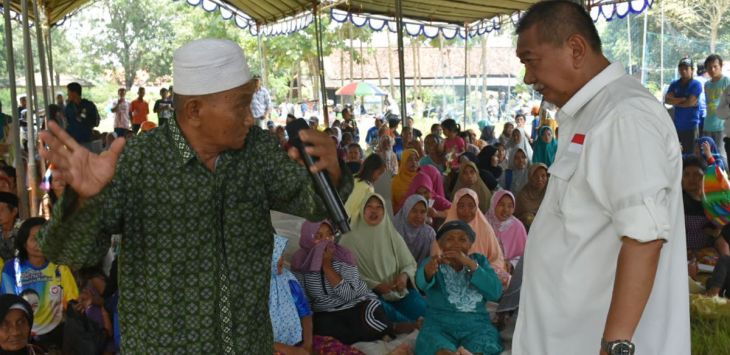 Calon Gubernur Jawa Barat, Deddy Mizwar (Kanan) berdiskusi dengan salah seorang petani  di Indramayu