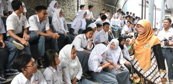 Bunda Literasi Jawa Barat Netty Heryawan saat menjadi narasumber Sekolah Ramah Anak Sebagai Rumah Kedua dan Sekolah Tanpa Kekerasan, di SMAN 10 Bandung 