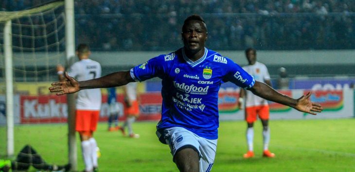 Selebrasi  Pemain Persib Bandung, Ezechiel Ndouasel  ( FOTO : RIANA SETIAWAN / RADAR BANDUNG )