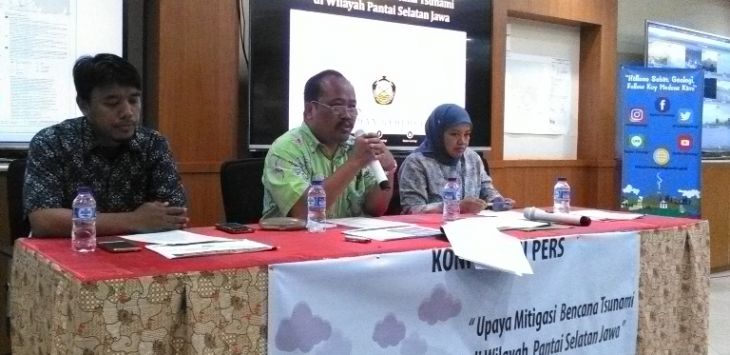 Kepala Pusat Vulkanologi dan Mitigasi Bencana Geologi (PVMBG) Badan Geologi, Kasbani (tengah), dalam jumpa pers di Kantor PVMBG Badan Geologi, Jalan Diponegoro, Bandung. (M Gumilang/Radar Bandung)