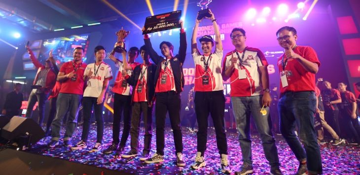 Kapten Tim Louvre Bigetron Eiduart bersama rekan-rekannya dinobatkan sebagai juara kompetisi Mobile Legends pada grand final Indonesia Games Championship 2018 di Kartika Expo Balai Kartini Jakarta, Minggu malam (22/8).