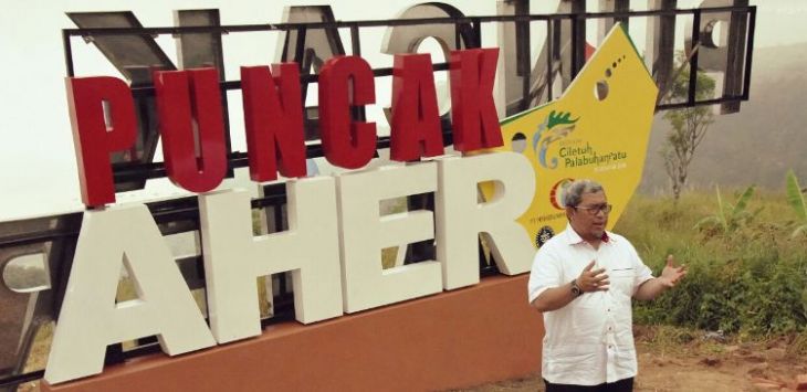 Gubernur Jawa Barat Ahmad Heryawan (Aher) di Puncak Aher di kawasan Geopark Ciletuh-Palabuhanratu (Humas Pemprov Jabar)