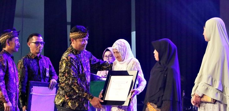 Bupati Bandung H. Dadang M Naser, S.H., S.Ip., M.Ip pada acara puncak Hari Jadi ke-41 PDAM Kabupaten Bandung Tirta Raharja di Gedong Budaya Sabilulungan, Soreang.