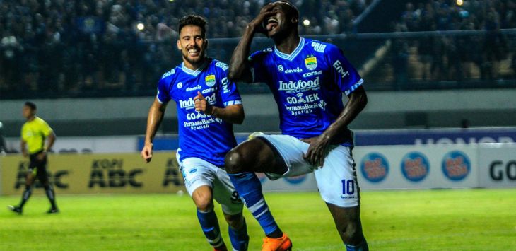 Selebrasi  Pemain Persib Bandung, Ezechiel Ndouasel  ( FOTO : RIANA SETIAWAN / RADAR BANDUNG )