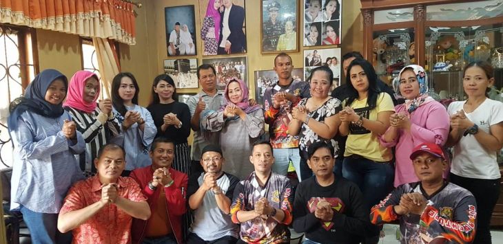 DR.H.RM.Imam Tunggara (kelima (dari kiri) di belakang berdiri) bersama BIT, mengabadikan momen silaturahmi menjelang bulan suci Ramadan di kediamannya,jln Sadang Serang Bandung, Rabu (16/5/2018).