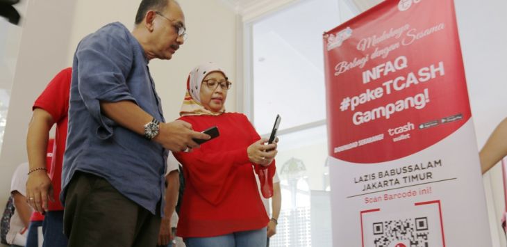 Executive Vice President Area Jabotabek Jabar Telkomsel Ririn Widaryani saat saat meresmikan penggunaan “Kencleng Digital” di Masjid Babussalam, Rawamangun Jakarta Timur (22/5).