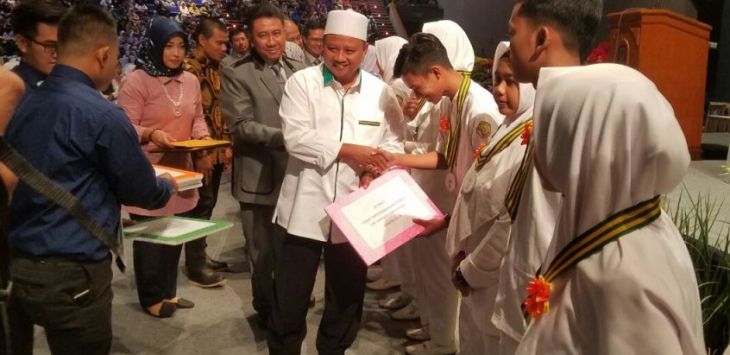 Calon Wakil Gubernur Jawa Barat nomor urut satu Uu Ruzhanul Ulum saat mengunjungi kelulusan SMK Bhakti Kencana, di Bandung, Selasa (15/5/2018). Azis Zulkhairil/Radar Bandung
 
