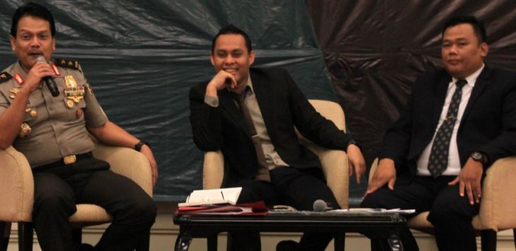 Widyaiswara Sespim Polri, Irjen Pol Suroso Hadi (kiri), Dekan FISIP Unjani, Agus Subagyo (tengah) menjadi pembicara pada Seminar Nasional Pemerintahan 