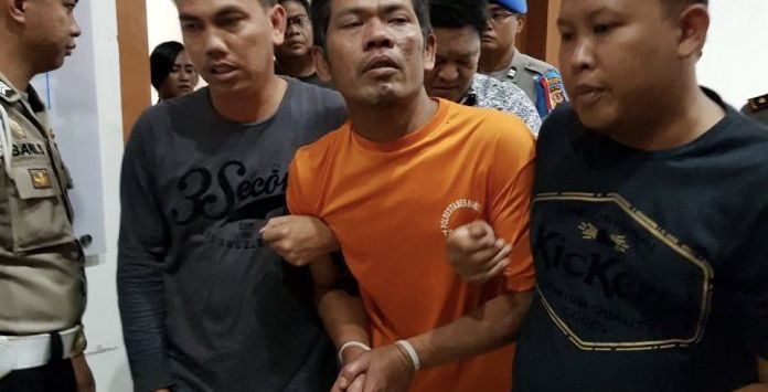 Asep Maftuh (tengah) penganiaya Ustaz Prawoto 