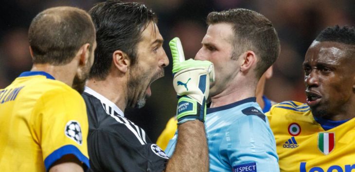 Protes Gianluigi Buffon kepada wasit Michael Oliver (as.com)

