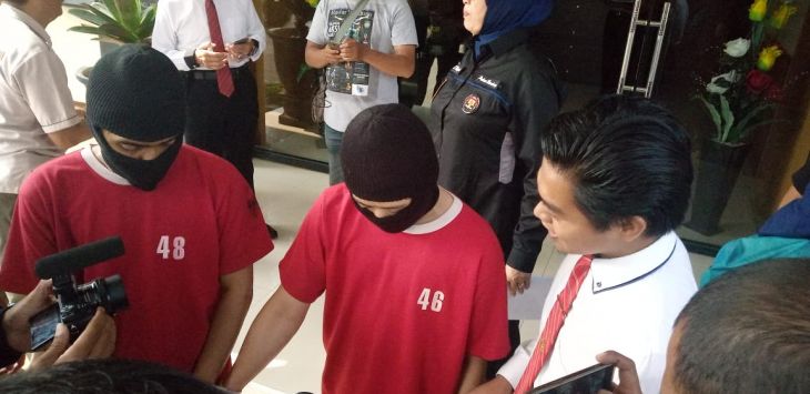polisi mengintrogasi pelaku penyelundupan narkoba. FOTO : Rmoljabar