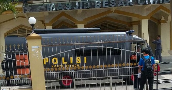 Unit jibom Polda Jabar mengamankan tas yang mencurigakan. Foto:rmoljabar