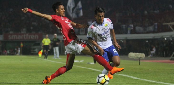 penggawa Persib Bandung, Febri Hariyadi berduel dengan pemain Bali United.Foto: Radar Bali/Jawa Pos