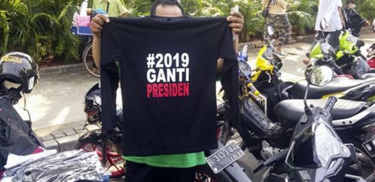 warga memperliatkan kaos ganti presiden 2019